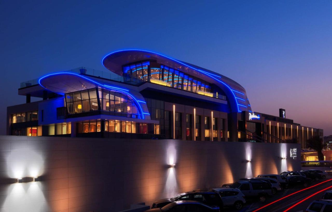 Radisson Blu Hotel, Kuwait Kuwait City Exterior foto The terminal at night