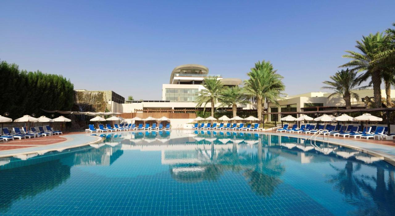 Radisson Blu Hotel, Kuwait Kuwait City Exterior foto The swimming pool at the Jumeirah Creekside