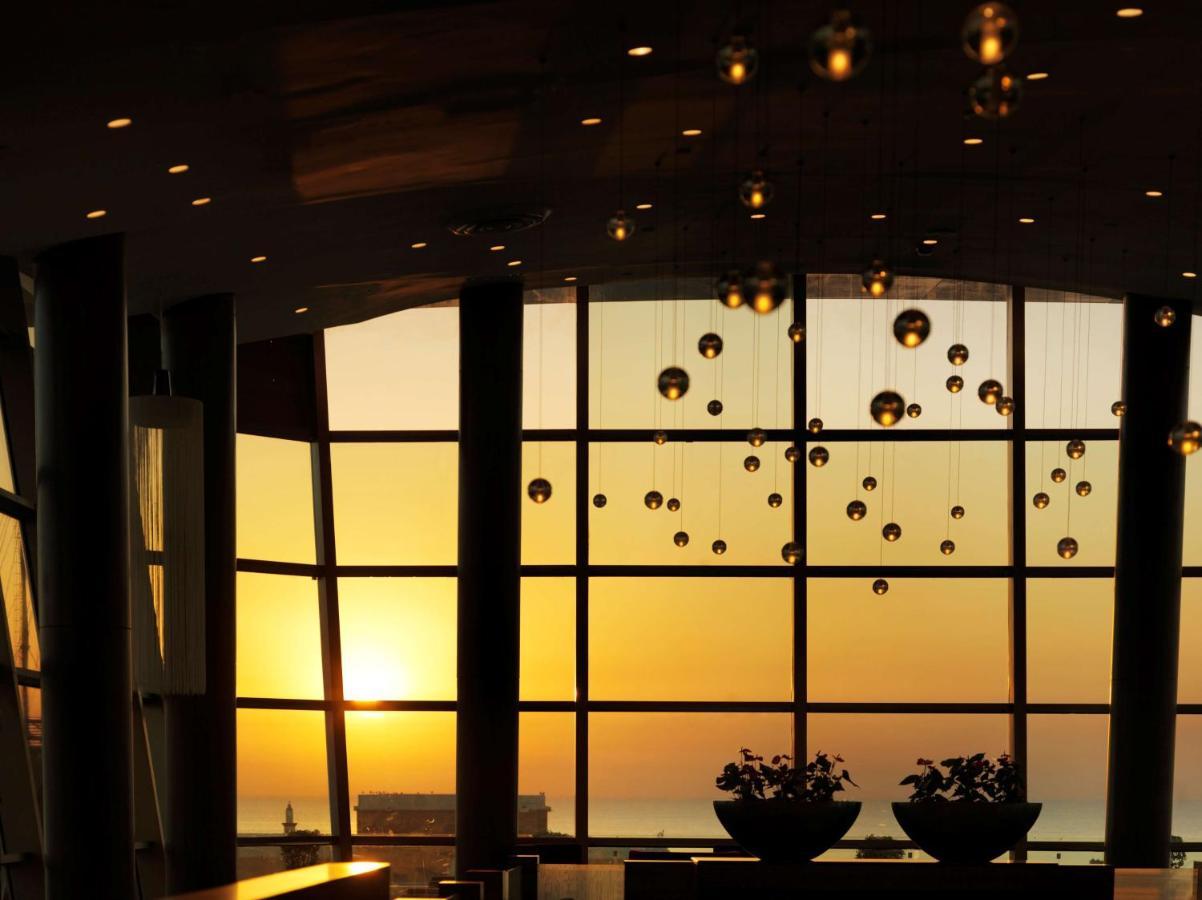 Radisson Blu Hotel, Kuwait Kuwait City Exterior foto Interior of the hotel