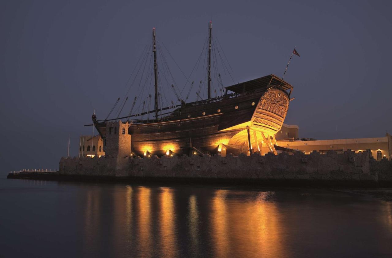 Radisson Blu Hotel, Kuwait Kuwait City Exterior foto The museum at night