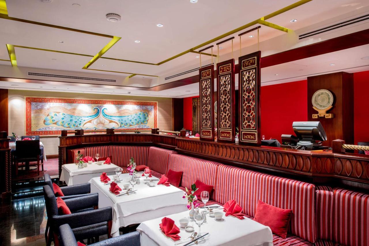 Radisson Blu Hotel, Kuwait Kuwait City Exterior foto The interior of the restaurant