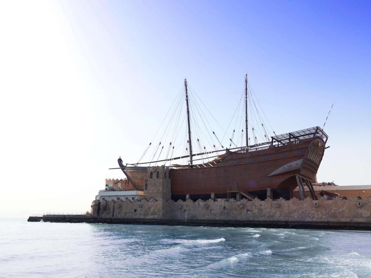 Radisson Blu Hotel, Kuwait Kuwait City Exterior foto A traditional dhow in the port of Al-Barka