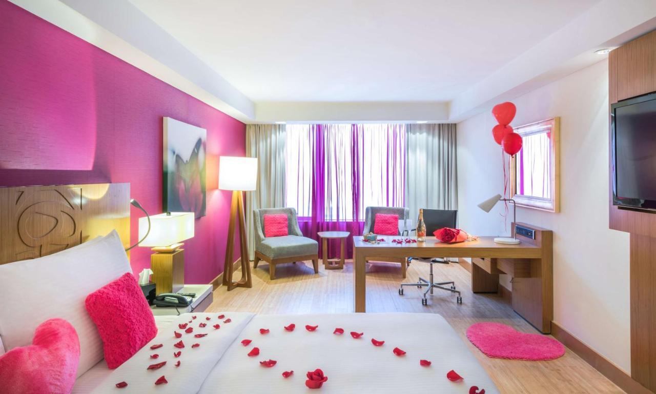 Radisson Blu Hotel, Kuwait Kuwait City Exterior foto A room at the hotel