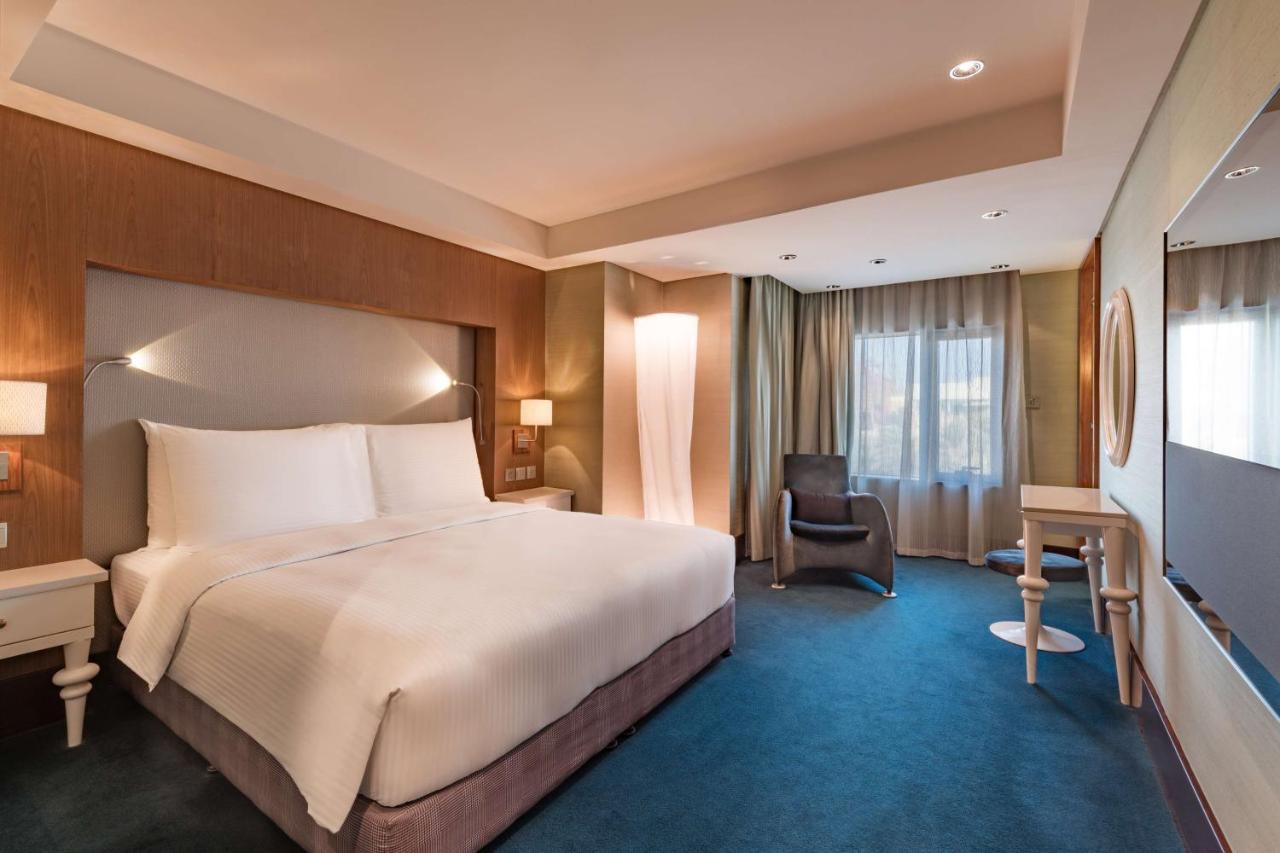 Radisson Blu Hotel, Kuwait Kuwait City Exterior foto Deluxe Room