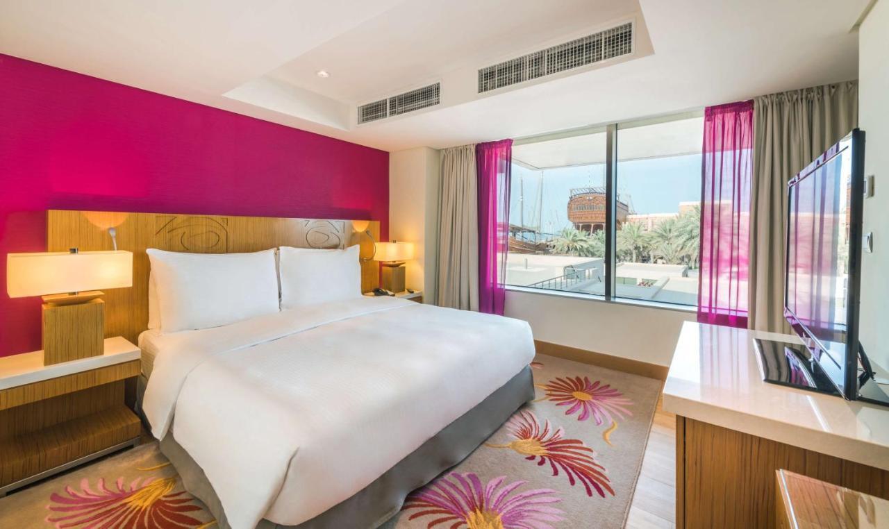 Radisson Blu Hotel, Kuwait Kuwait City Exterior foto A bedroom at the hotel