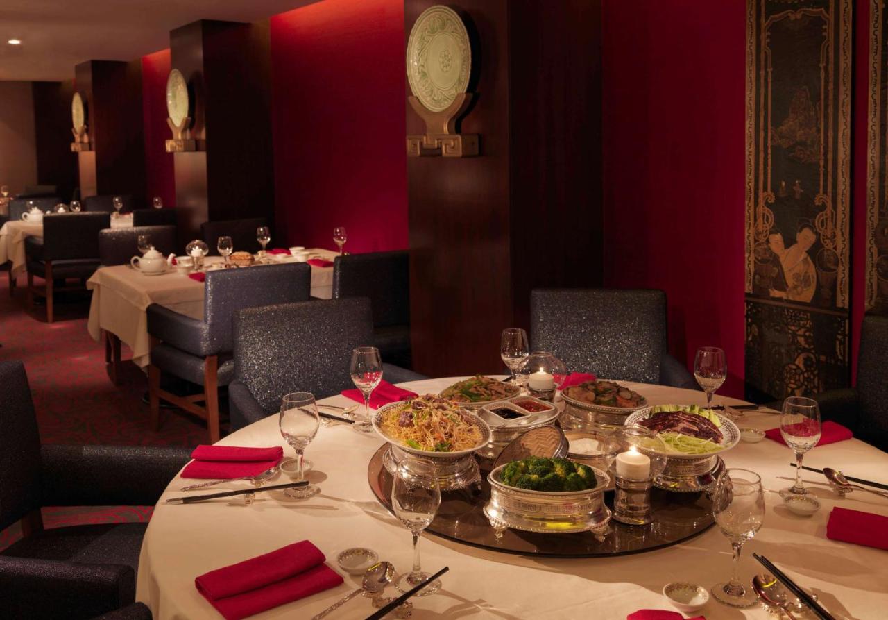 Radisson Blu Hotel, Kuwait Kuwait City Exterior foto Interior of the restaurant