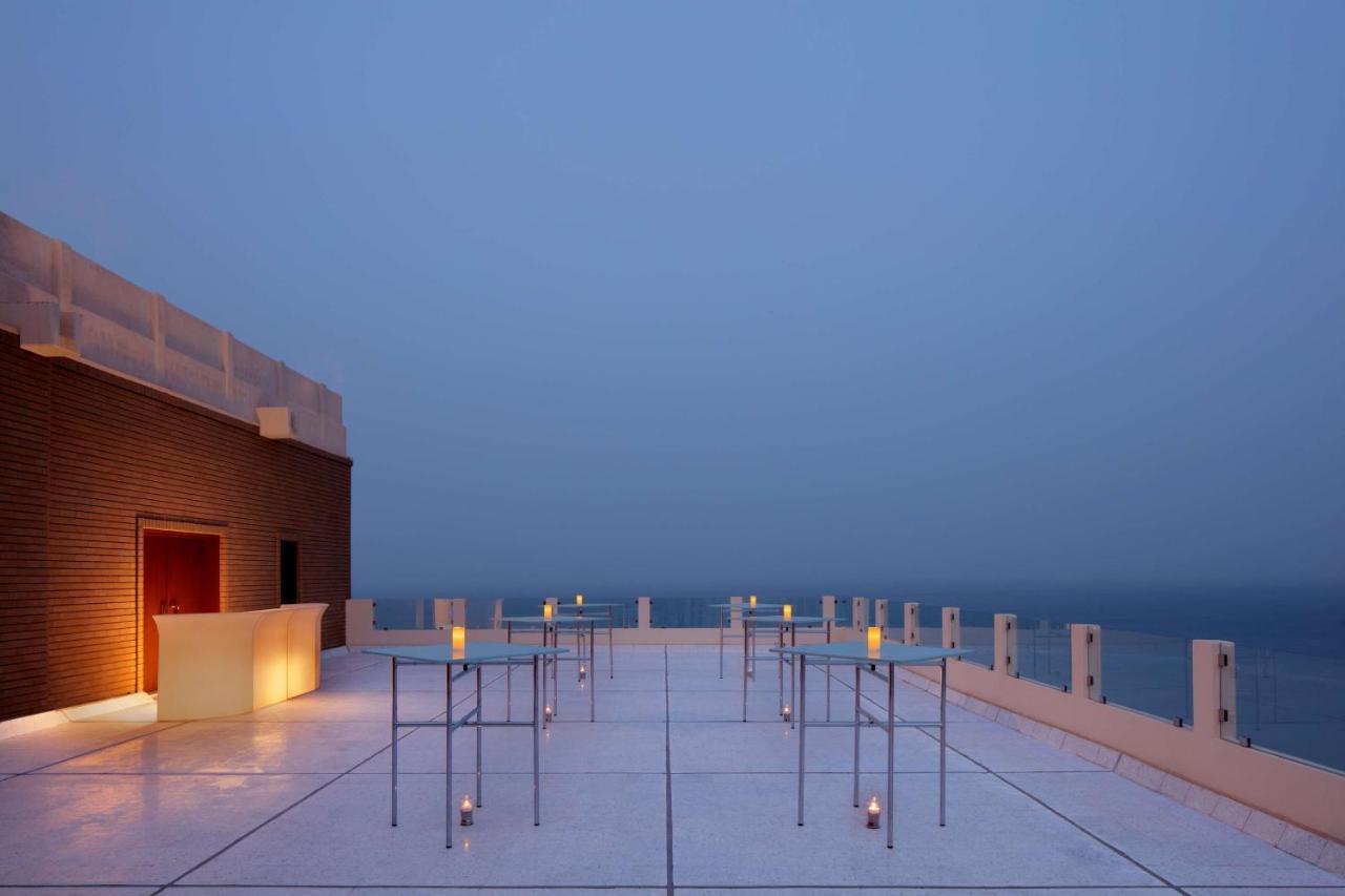 Radisson Blu Hotel, Kuwait Kuwait City Exterior foto The rooftop bar