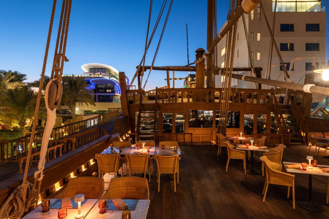 Radisson Blu Hotel, Kuwait Kuwait City Exterior foto The Deck