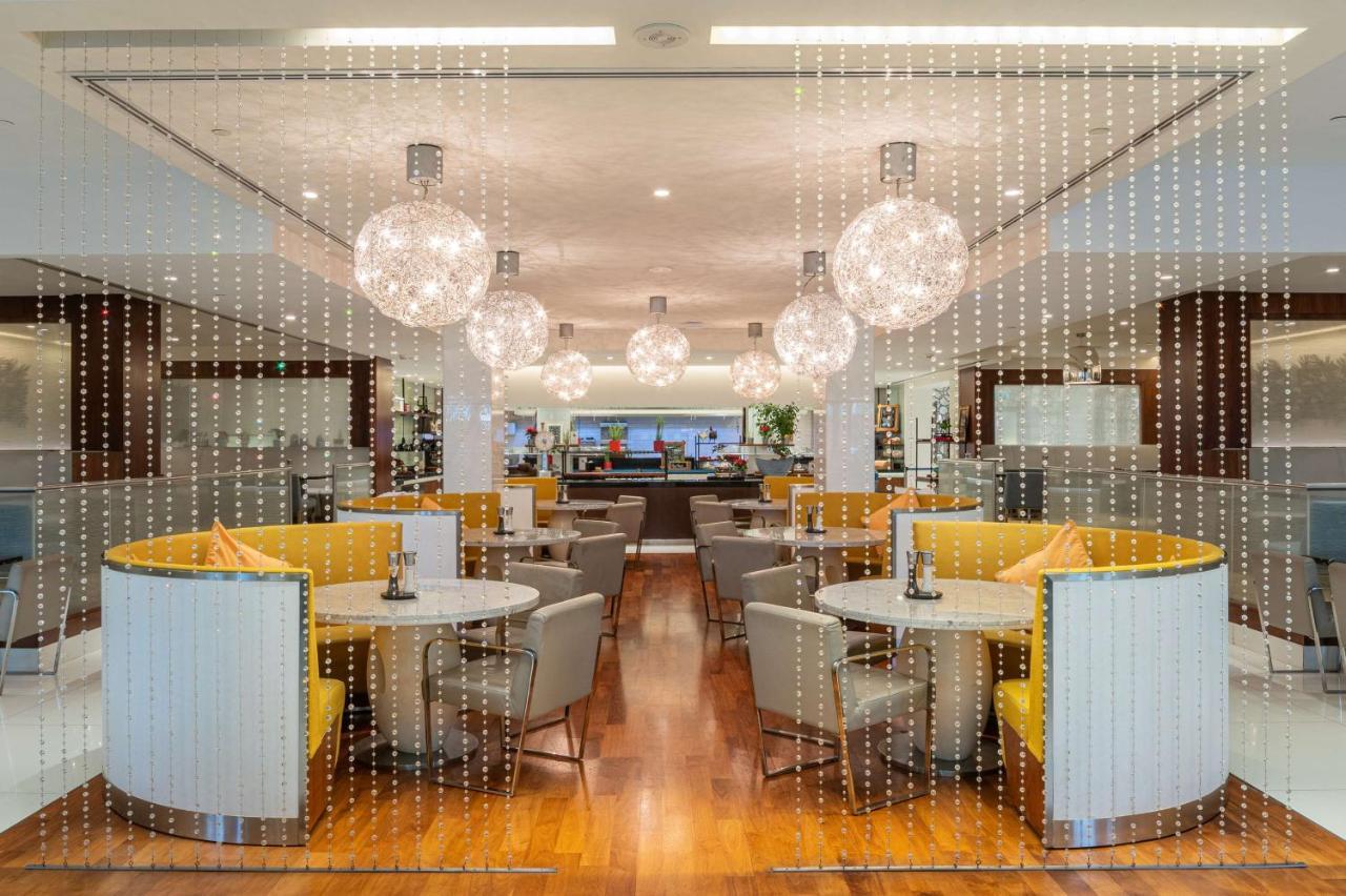 Radisson Blu Hotel, Kuwait Kuwait City Exterior foto The lounge at London Heathrow Airport