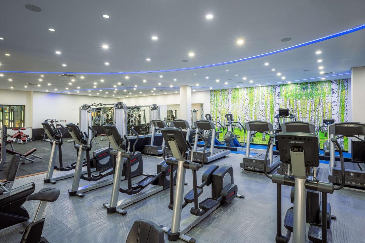 Radisson Blu Hotel, Kuwait Kuwait City Exterior foto The gym at the hotel