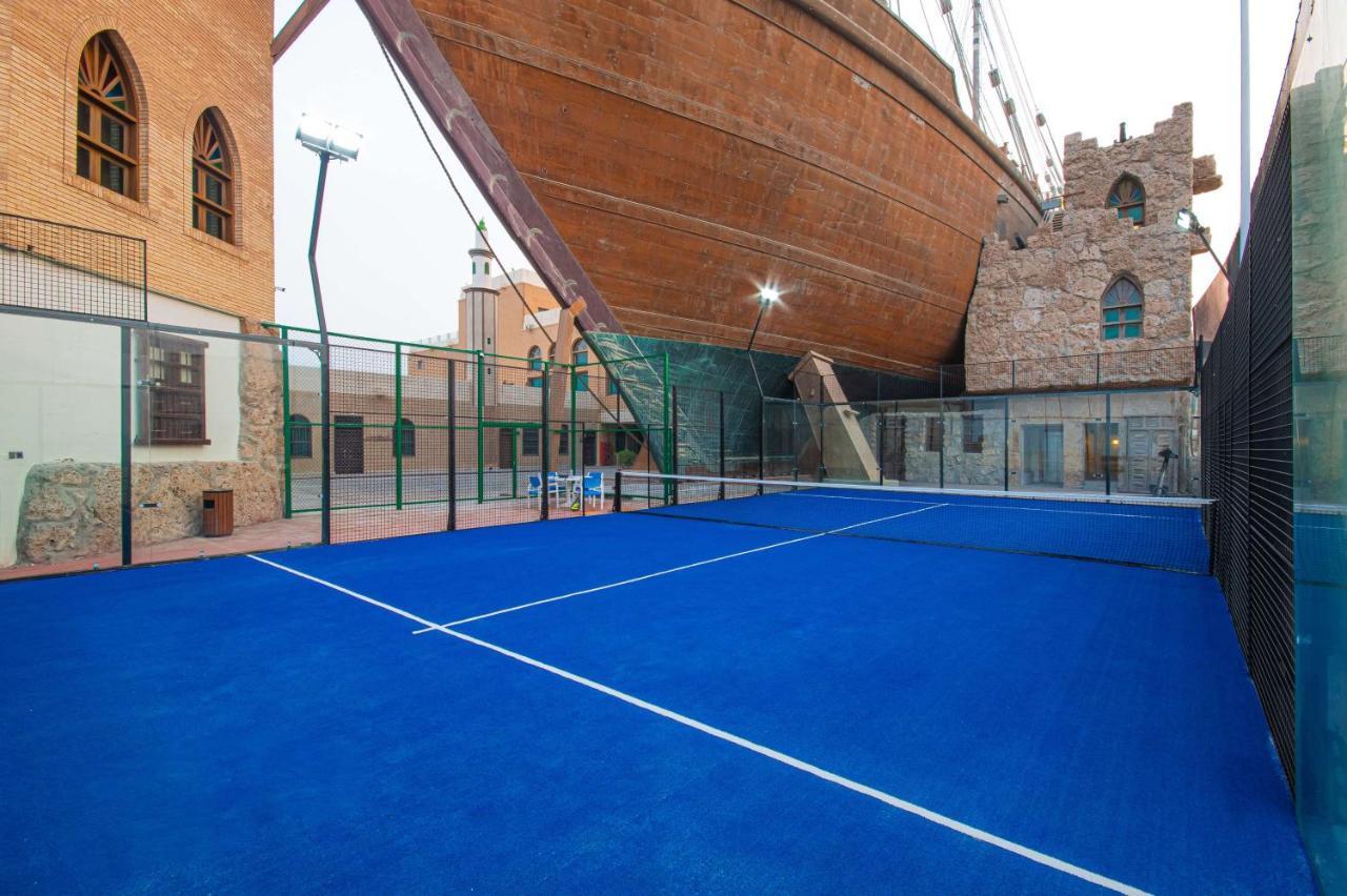 Radisson Blu Hotel, Kuwait Kuwait City Exterior foto A paddle tennis court in Murcia, Spain