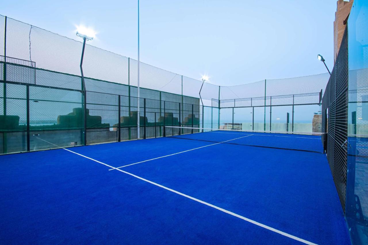 Radisson Blu Hotel, Kuwait Kuwait City Exterior foto A paddle tennis court