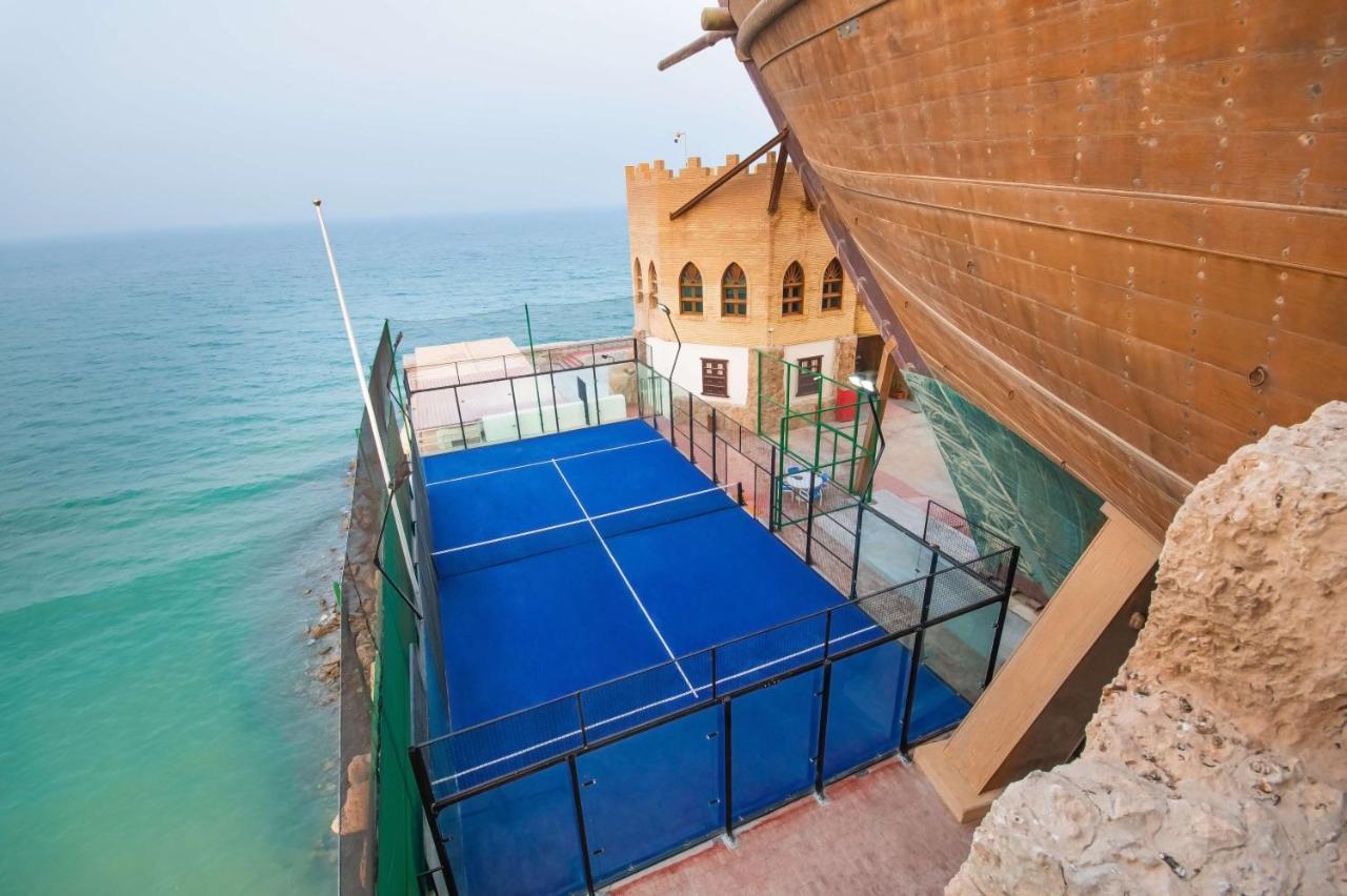 Radisson Blu Hotel, Kuwait Kuwait City Exterior foto A paddle tennis court in the Al-Shaqra fort, Al-Shaqra, Saudi Arabia