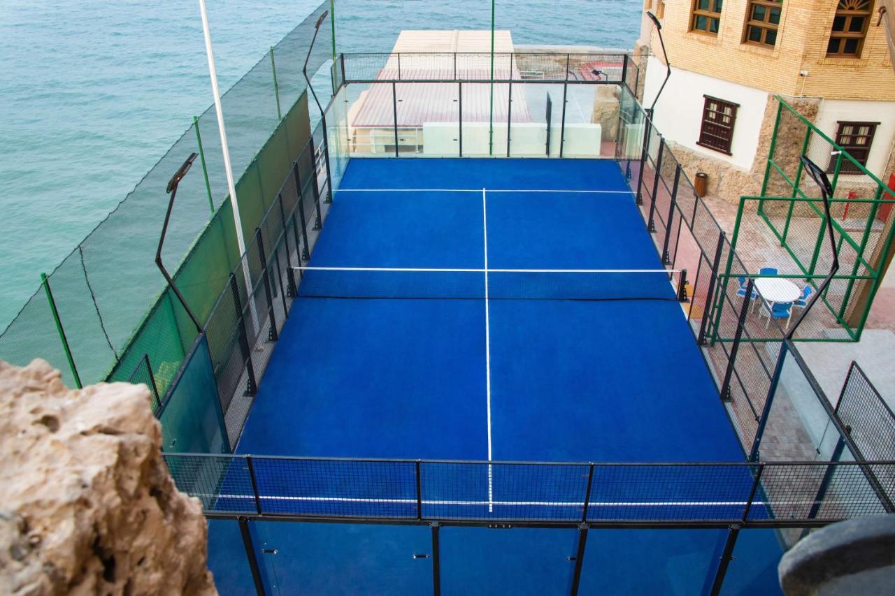 Radisson Blu Hotel, Kuwait Kuwait City Exterior foto A paddle tennis court